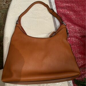 Elegant Gucci GG pebbled Leather Tan Shoulder Bag with Adjustable Strap